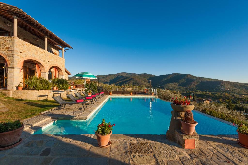 une piscine devant une maison dans l'établissement Villa Senaia, à Castiglion Fiorentino
