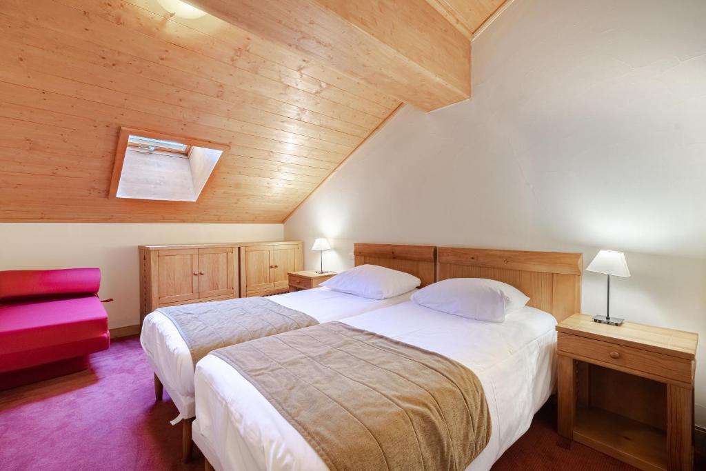 une chambre avec deux lits dans un grenier dans l'établissement Arc1950 Auberge Jérôme, à Bourg-Saint-Maurice