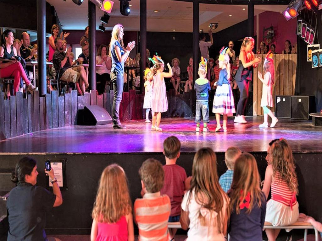 un groupe d’enfants qui assistent à un spectacle sur une scène dans l'établissement Mobil home proche du paradis des plages, à Saint-Jean-de-Monts 37 autres photos