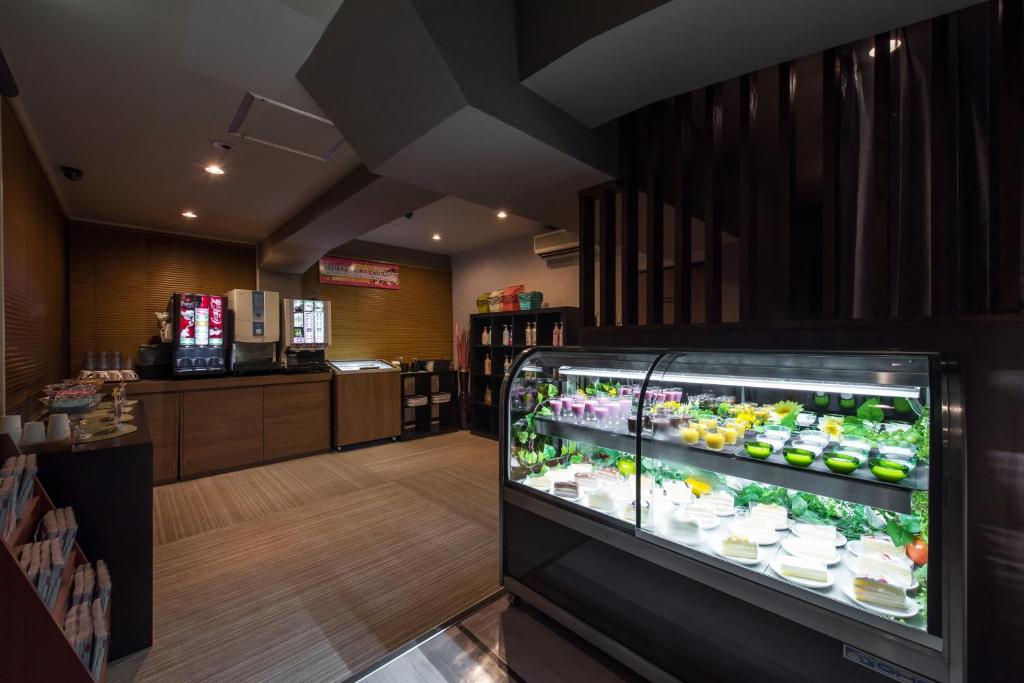 une épicerie avec une vitrine de nourriture dans l'établissement Hotel Lotus Iwatsuki (Adult Only), à Iwatsuki