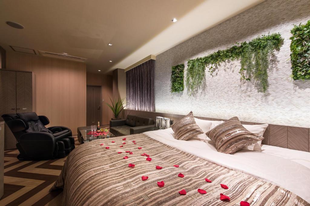 - une chambre avec un lit orné de roses dans l'établissement Hotel Lotus Iwatsuki (Adult Only), à Iwatsuki