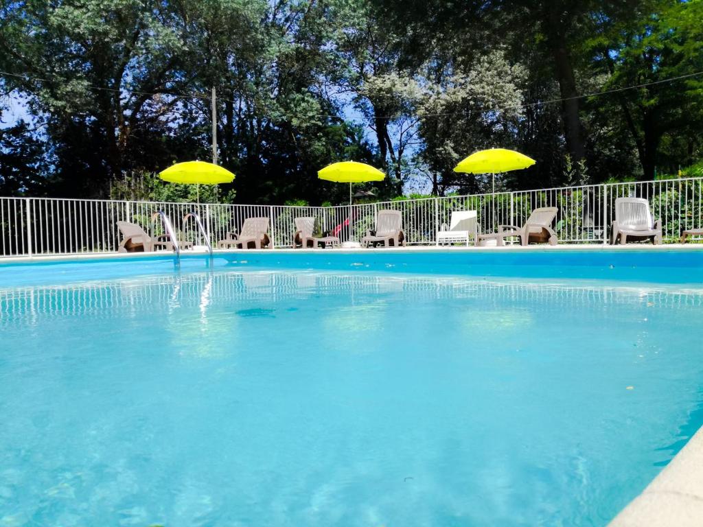 une grande piscine avec chaises et parasols dans l'établissement Camping Du Lion, à Bourg-Saint-Andéol 37 autres photos