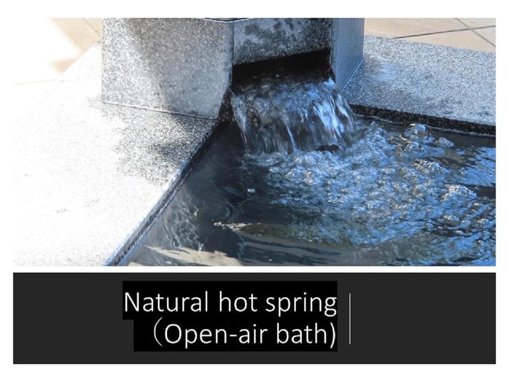 un bain d'air extérieur de source chaude anatomique avec une fontaine dans l'établissement Ryokan with natural hot springs and okonomiyaki Miyajima-an Hiroshima, à Miyajima 37 autres photos