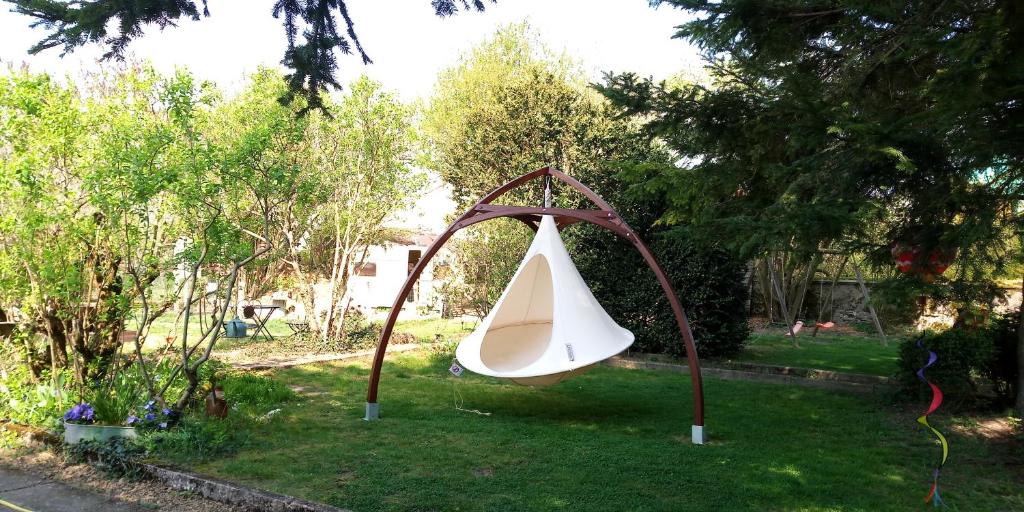 une balançoire installée dans l'herbe d'une cour dans l'établissement Le Dôme Aux Oiseaux, à Bérig-Vintrange