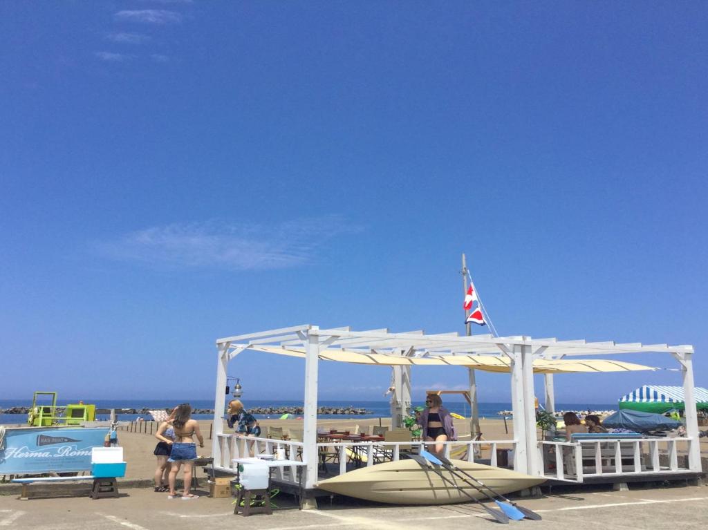 un bateau est garé sur un quai de la plage dans l'établissement Tabist Odakeya Ryokan Kashiwazaki, à Kashiwazaki