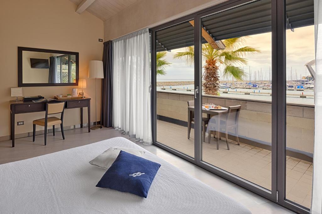 une chambre avec un lit et une vue sur la plage dans l'établissement Hotel Riviera dei Fiori, à San Lorenzo al Mare 88 autres photos