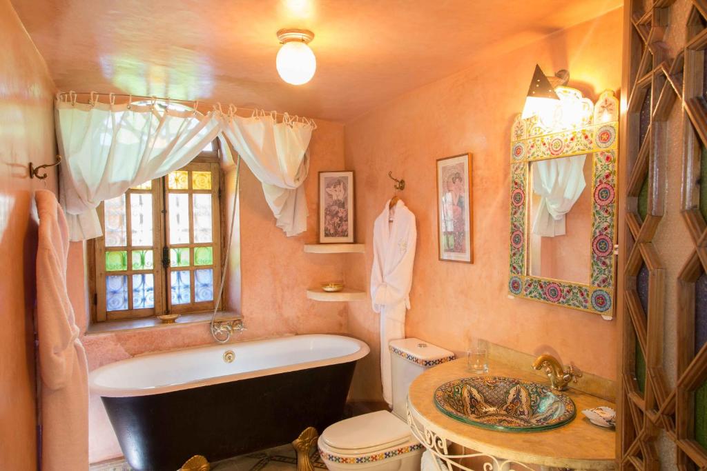 une salle de bain avec une baignoire, des toilettes et un lavabo dans l'établissement Dar El Kébira, à Rabat 37 autres photos