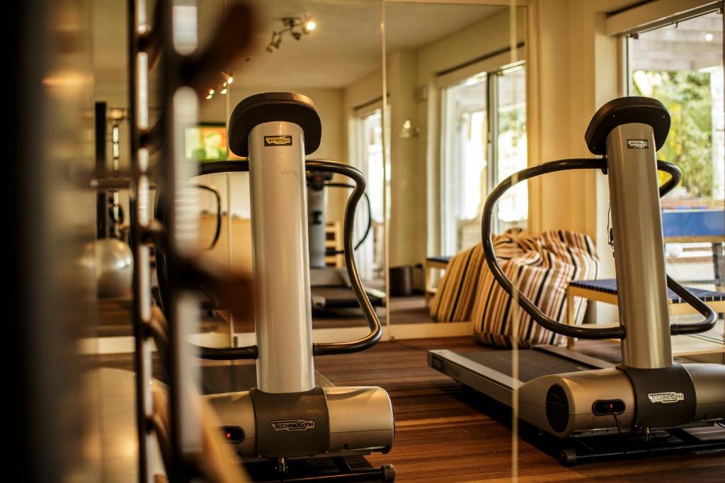 - une salle de sport avec 2 vélos d'exercice dans l'établissement Hotel Saraceno Resort with Private Beach, à Milano Marittima