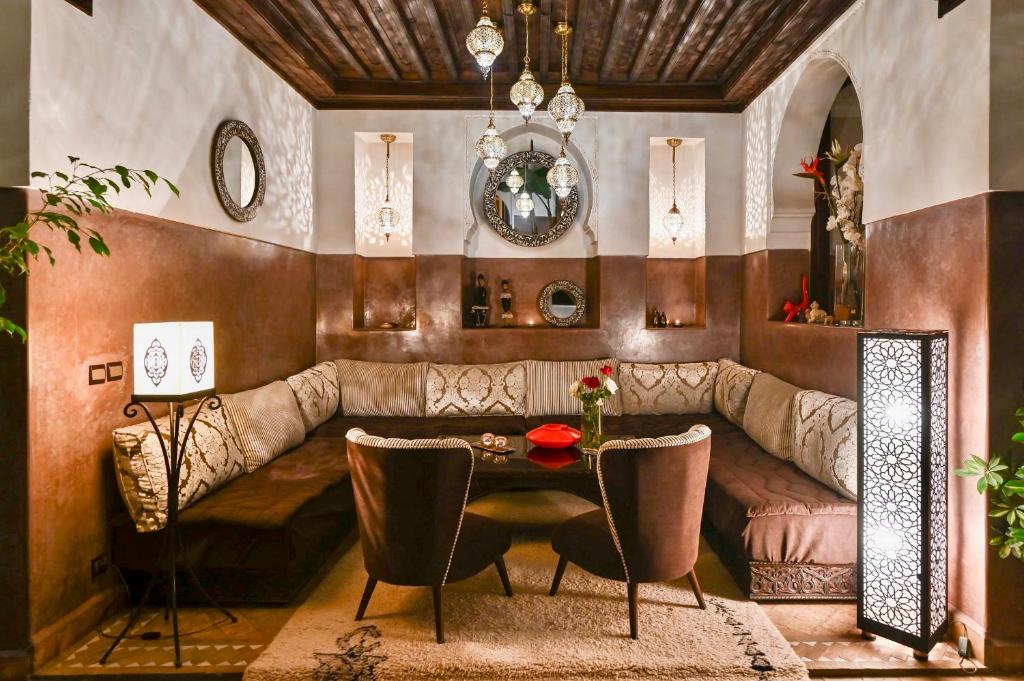 un salon avec un canapé et une table dans l'établissement Riad Aya, à Marrakech