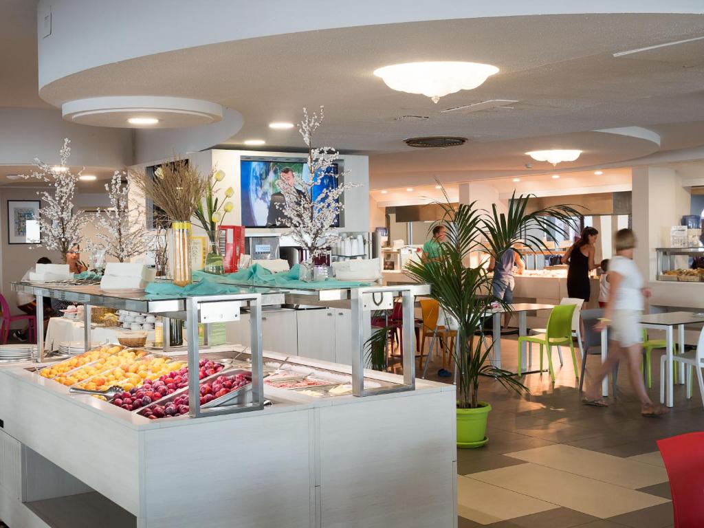 un magasin avec une exposition de fruits et légumes dans l'établissement Saracen Sands Hotel & Congress Centre - Palermo, à Isola delle Femmine