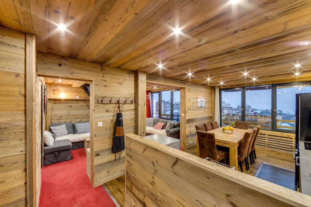 Cette cabane en rondins comprend une salle à manger et un salon. dans l'établissement Appartement d'exception Tignes, à Tignes