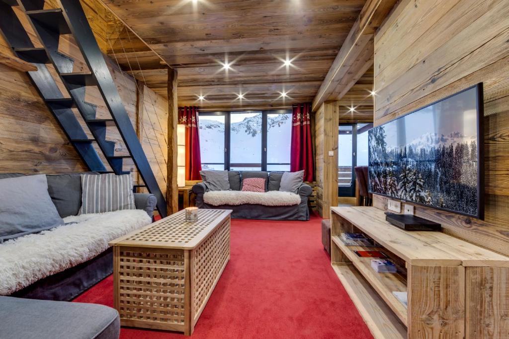 un salon avec une grande télévision à écran plat dans l'établissement Appartement d'exception Tignes, à Tignes