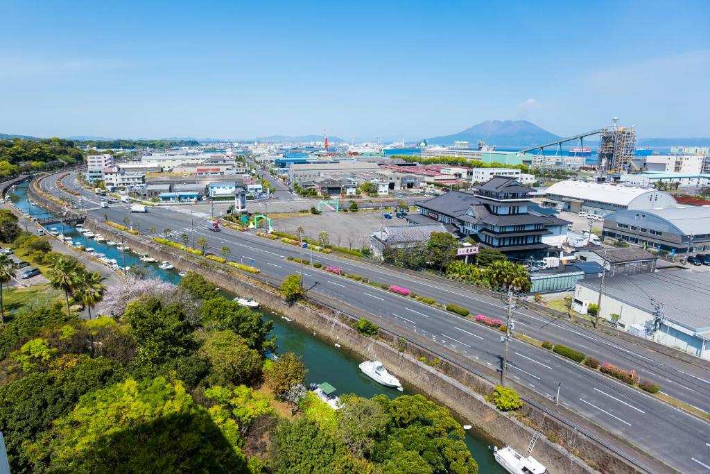 une vue aérienne sur une ville avec une autoroute et une rivière dans l'établissement Kagoshima Coconuts Resort Marina (Love Hotel), à Kagoshima