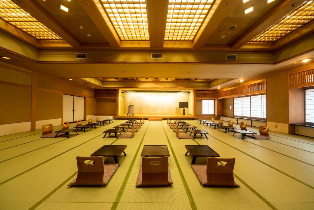 un grand hall avec des bureaux et des chaises dans l'établissement Hotel Miya Rikyu, à Miyajima 37 autres photos