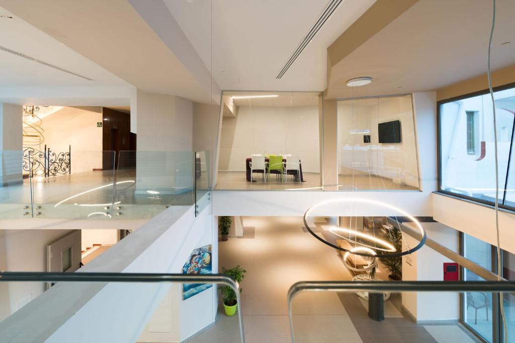 - une vue depuis le haut d'une maison dans l'établissement Saracen Sands Hotel & Congress Centre - Palermo, à Isola delle Femmine