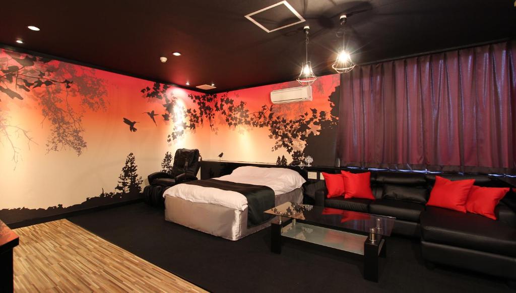 une chambre avec un lit et un canapé dans l'établissement Restay Sun City (Adult Only), à Utsunomiya 39 autres photos