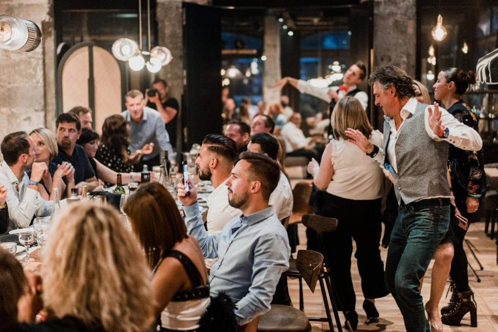 un groupe de personnes assises à des tables dans un restaurant dans l'établissement La Folie Douce Hotels Chamonix, à Chamonix-Mont-Blanc