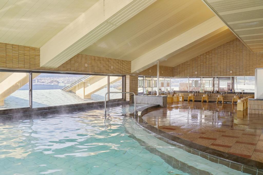 - une piscine dans un bâtiment avec vue dans l'établissement Hotel Miya Rikyu, à Miyajima