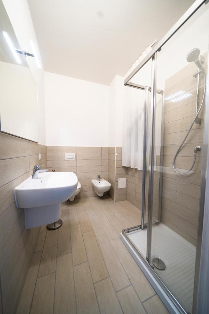 une salle de bain avec un lavabo, une douche et des toilettes dans l'établissement Sabbia & Mare, à Rosolina Mare