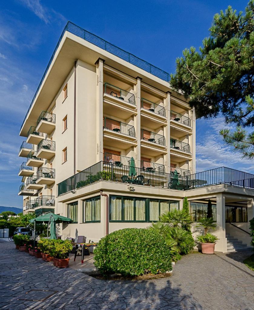 un grand bâtiment avec des balcons sur le côté dans l'établissement Hotel Paris, à Lido di Camaiore