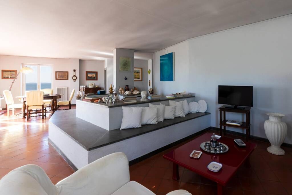 un salon avec un canapé et une table dans l'établissement Villa Anthony piscina privata, à Massa Lubrense