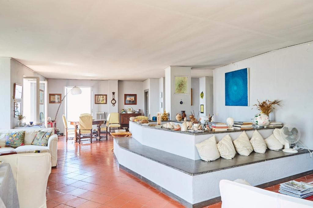 un grand salon avec une grande table au milieu dans l'établissement Villa Anthony piscina privata, à Massa Lubrense