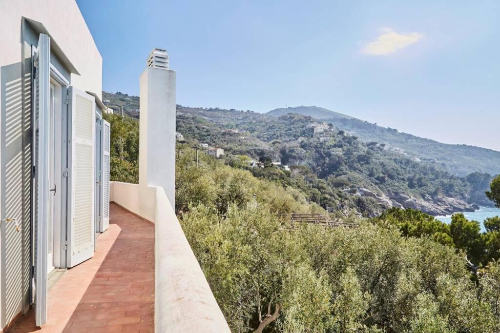 - un balcon offrant une vue sur l'océan dans l'établissement Villa Anthony piscina privata, à Massa Lubrense
