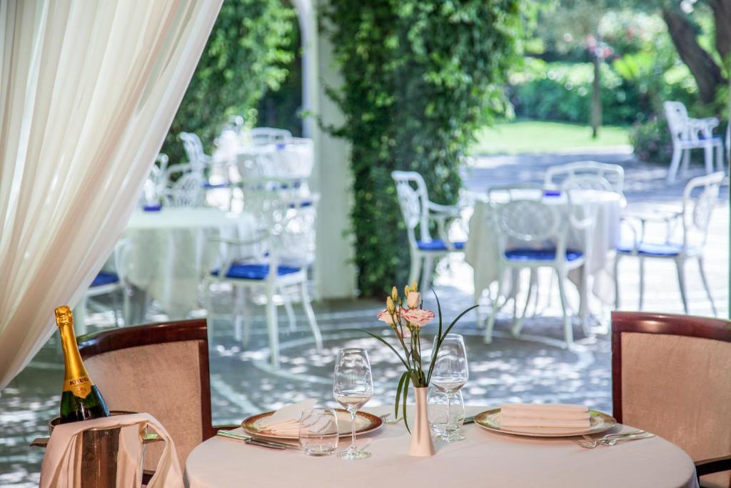- une table avec des verres et une bouteille de vin dans l'établissement Hotel Aurelia, à Milano Marittima