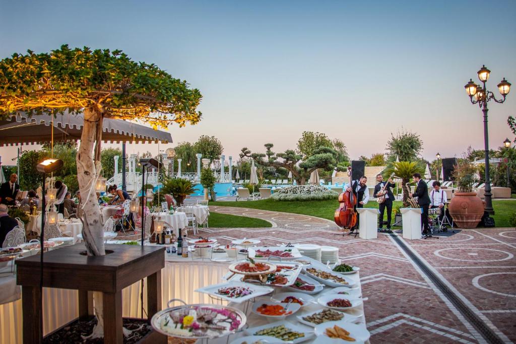 une table avec des assiettes de nourriture dessus dans l'établissement Grand Hotel Da Vinci, à Cesenatico