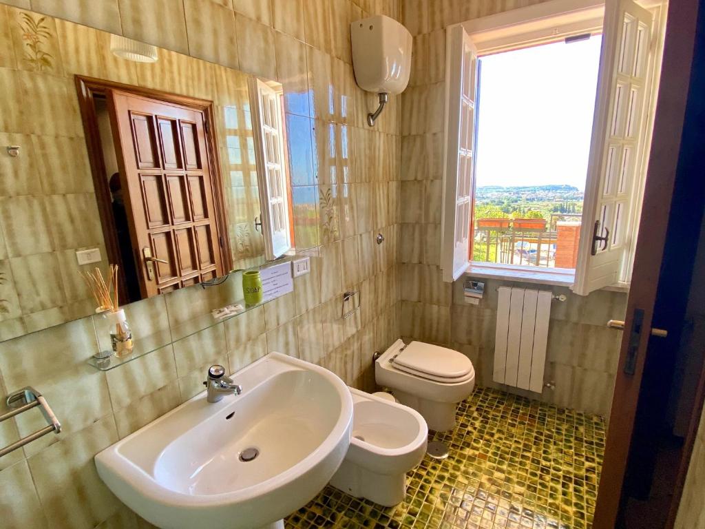 une salle de bain avec un lavabo et des toilettes dans l'établissement La Villa dei Limoni - Villa Panoramic with Pool, à Formia 22 autres photos