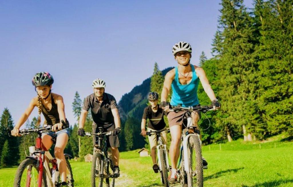 un groupe de personnes à vélo sur un champ dans l'établissement HOTEL HOLIDAYS a Barrea - Natura, Relax e Benessere nel Parco d'Abruzzo, à Barrea 57 autres photos