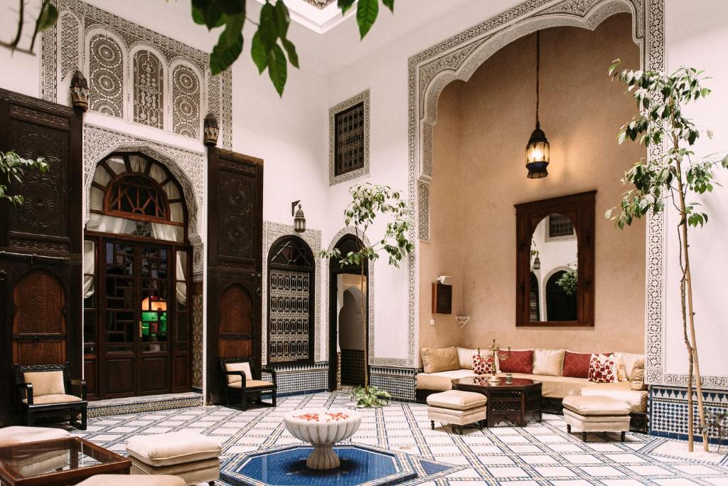 un hall d'une mosquée avec un canapé et des chaises dans l'établissement Riad Maison Bleue and Spa, à Fès