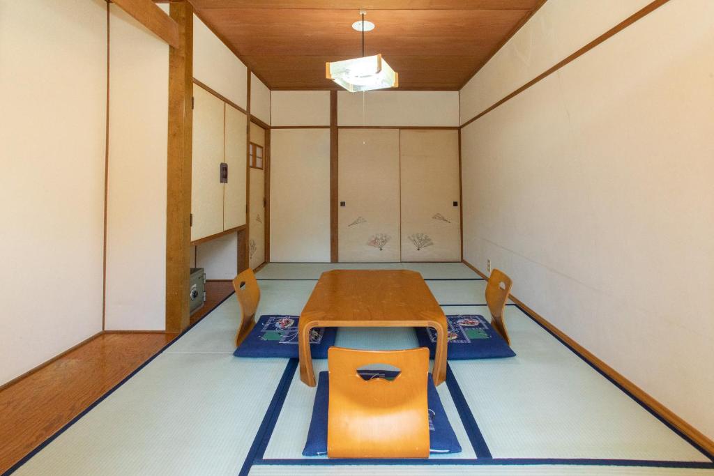 une pièce vide avec une table et des chaises dans l'établissement Tabist Hana Hotel Takinoya Aizu-Yanaizu, à Yanaizu 37 autres photos