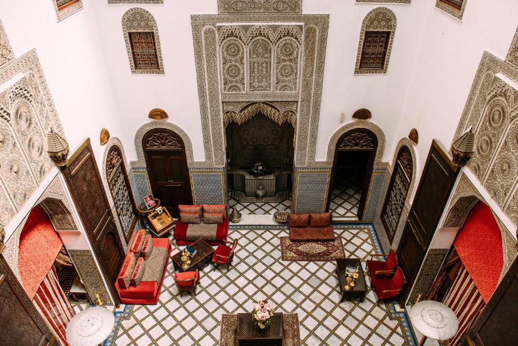 une vue sur une mosquée avec des chaises et des tables dans l'établissement La Maison Bleue Batha, à Fès