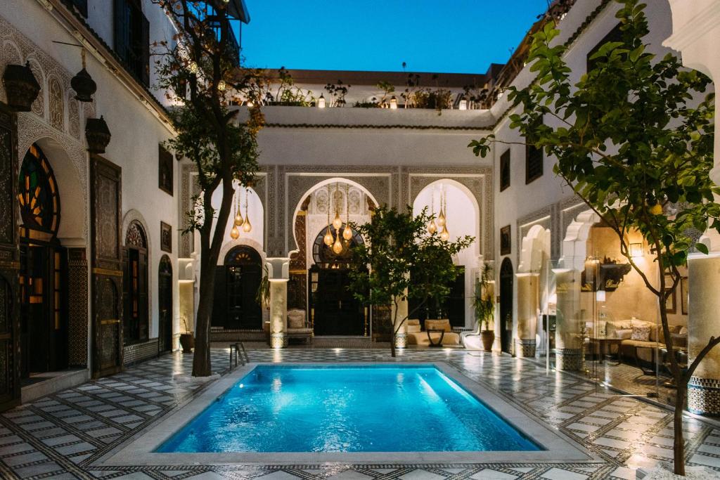 une piscine intérieure dans une cour d'un immeuble dans l'établissement Riad Maison Bleue and Spa, à Fès