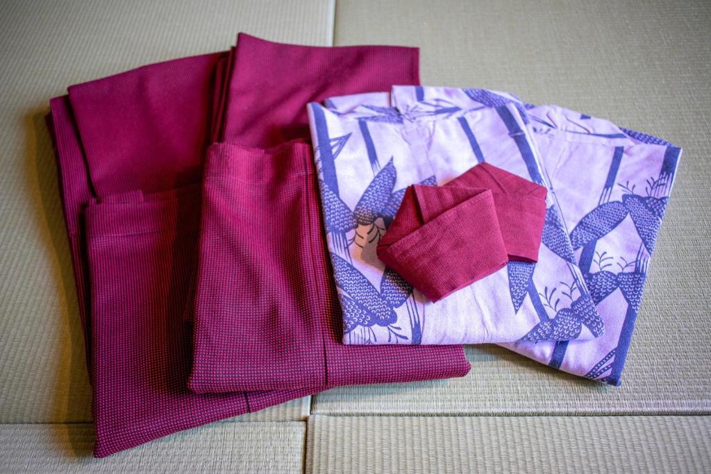 une pile de nappes assises au-dessus d'une table dans l'établissement Nanakamado, à Kokonoe