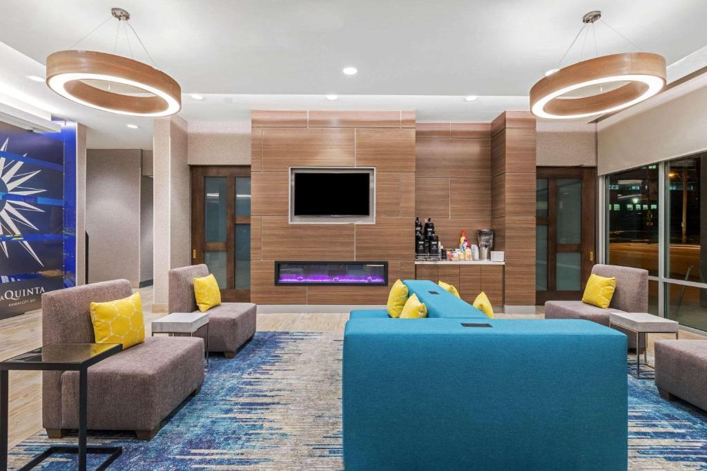 La Quinta Inn & Suites by Wyndham Kansas City Beacon Hill Image