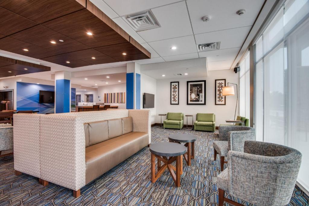 Holiday Inn Express & Suites Dallas North - Addison, an IHG Hotel Image