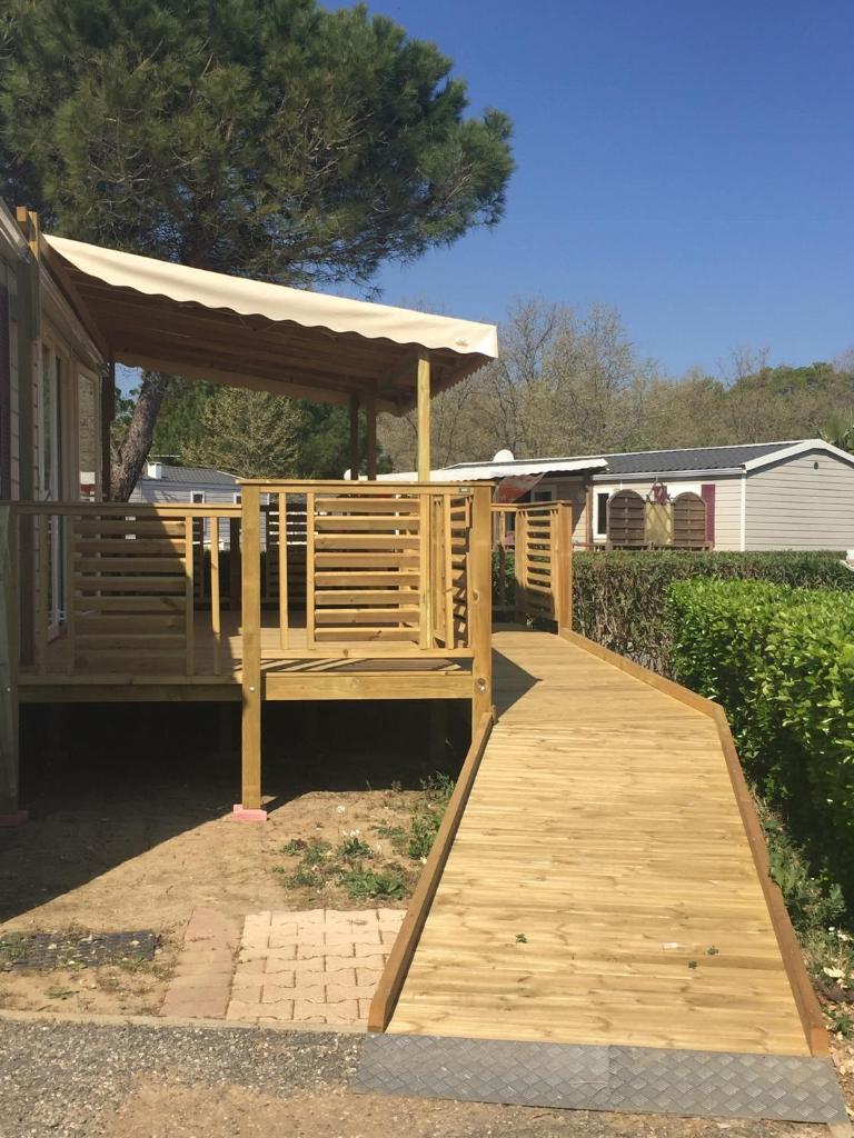 une promenade en bois avec un kiosque dans l'établissement Camping La Carabasse **** Vias, à Vias