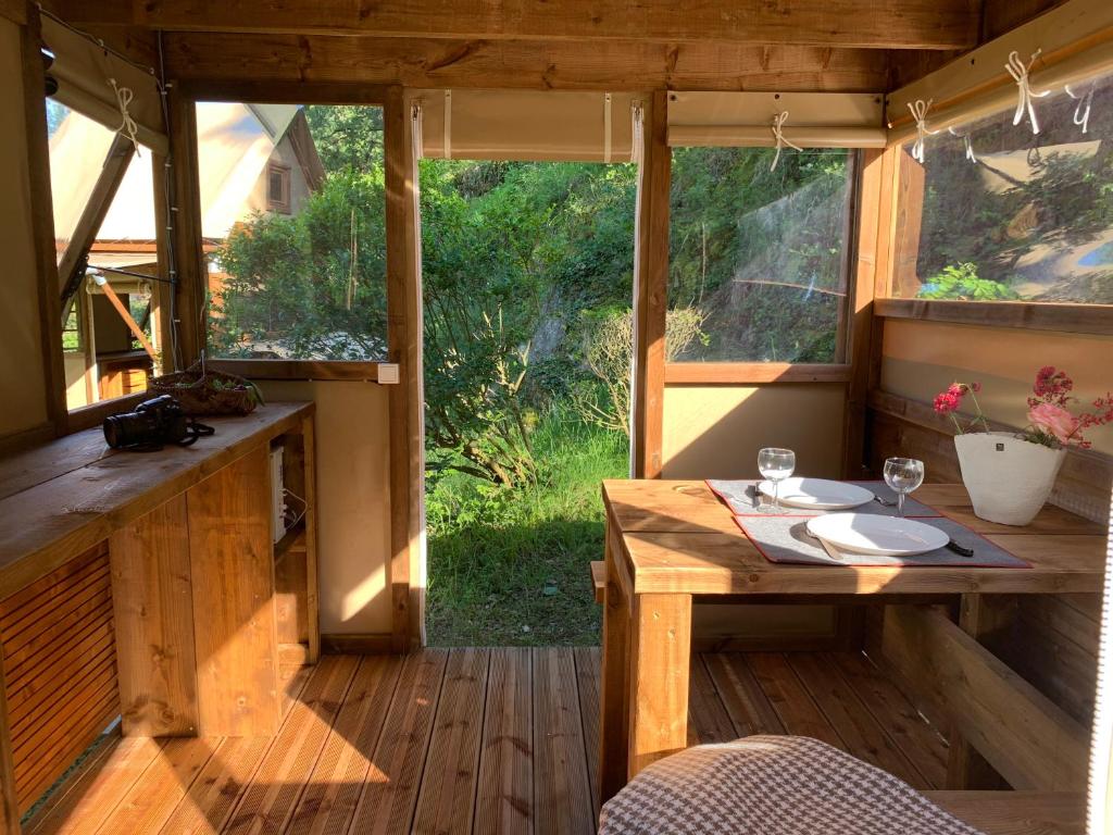 une chambre avec une table en bois dans une petite maison dans l'établissement Camping Calme et Nature Iserand, à Vion 32 autres photos