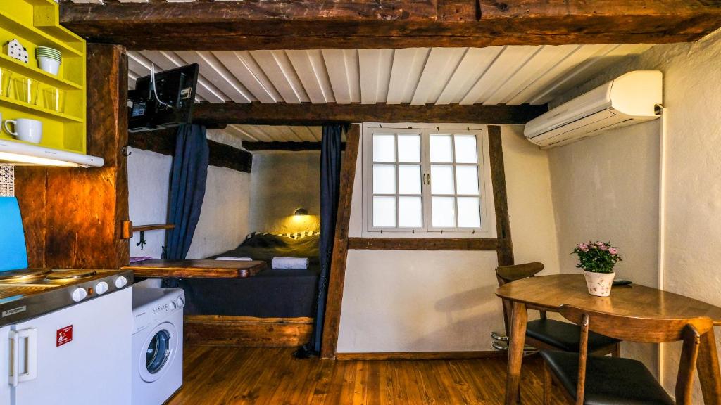 Blacksmith Old Town Apartments 2
