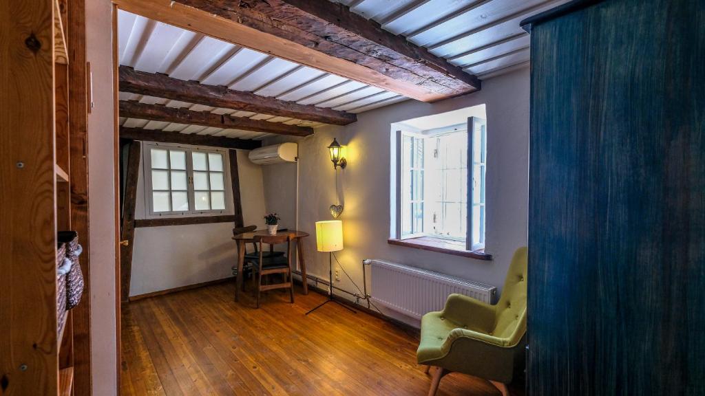 Blacksmith Old Town Apartments 3