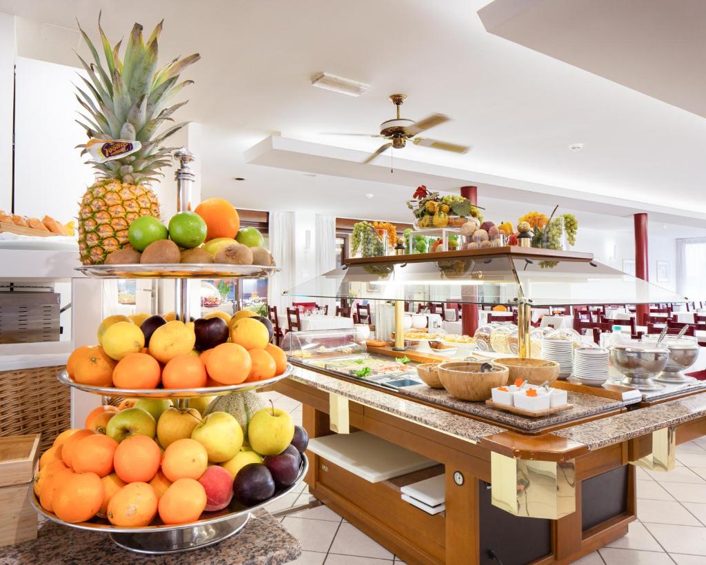 - un buffet de fruits dans un restaurant dans l'établissement Hotel Desiree, à Lignano Sabbiadoro 38 autres photos