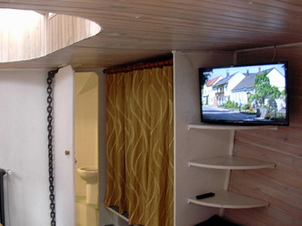 Cette chambre dispose d'une télévision murale. dans l'établissement Boat For Guest, à Issy-les-Moulineaux
