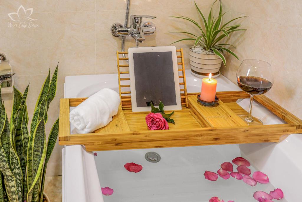 The Lakeview - West Lake Lotus Apartments