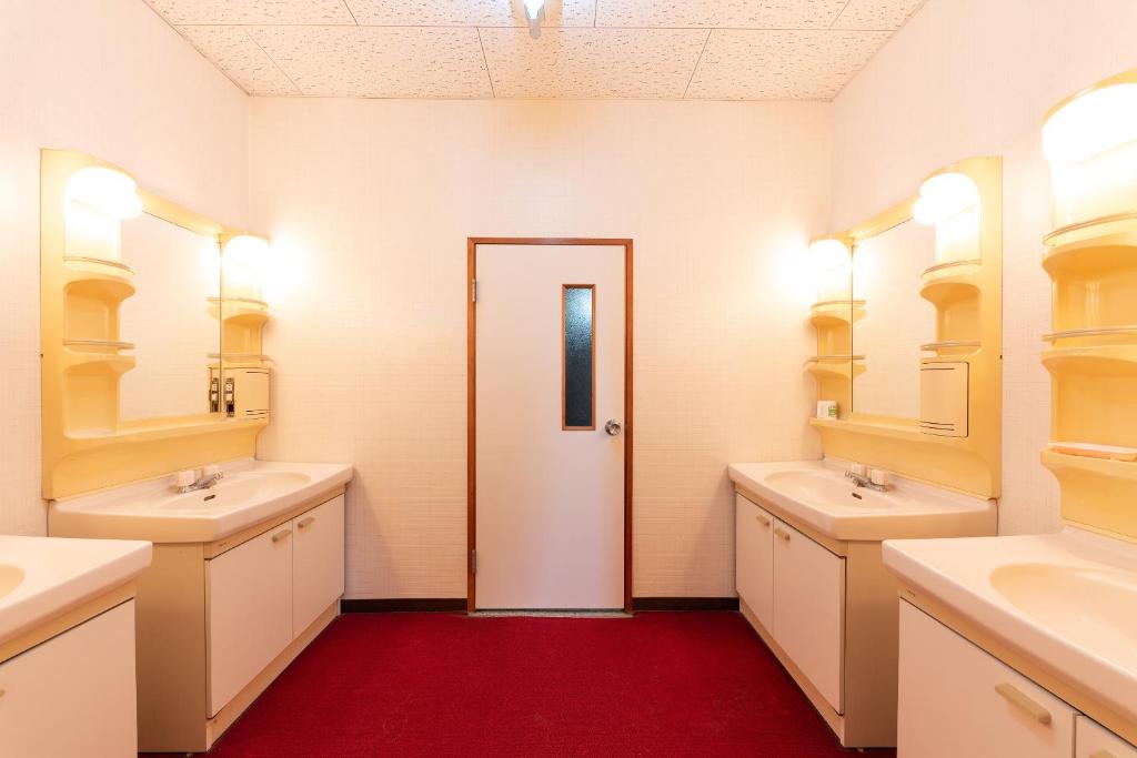 une salle de bain avec deux lavabos et deux miroirs dans l'établissement Tabist Watanabe Chiba Ichinomiya, à Chosei 37 autres photos