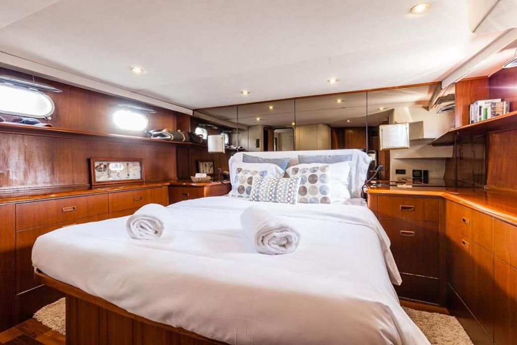 - une chambre avec un grand lit sur un bateau dans l'établissement Ocean Yacht Trawler - Le Caloa, à Porto-Vecchio