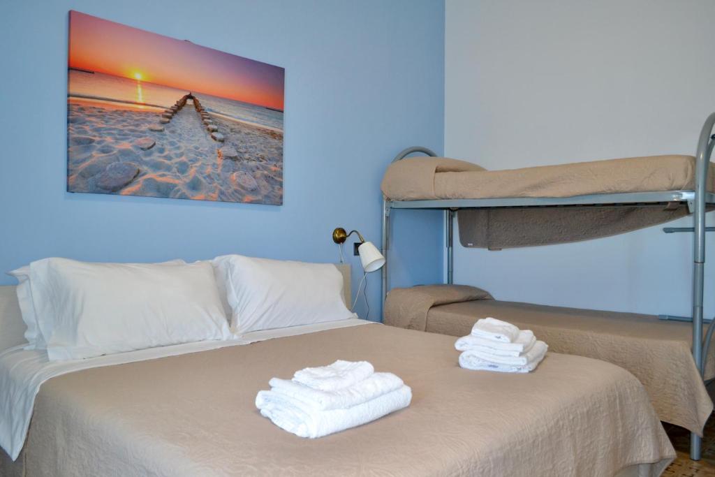 une chambre avec un lit avec deux serviettes dessus dans l'établissement Sunrise Accessible Resort, à Battipaglia