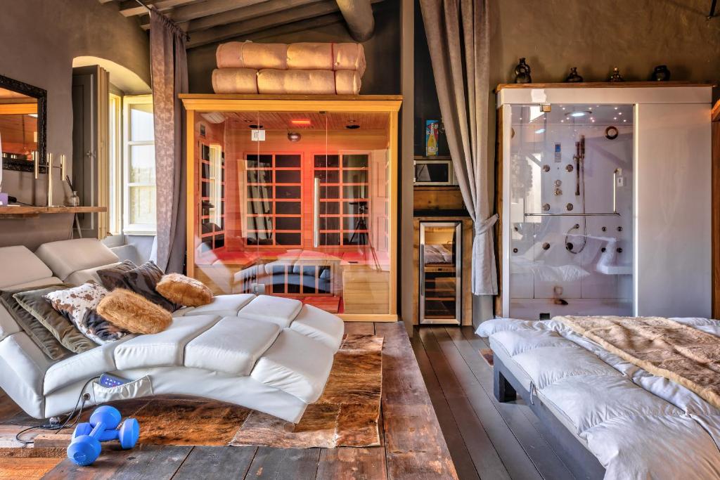 - un salon avec un canapé blanc et un lit dans l'établissement Borgo Marcena, à Arezzo