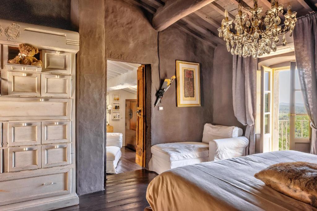 une chambre avec un lit et un lustre dans l'établissement Borgo Marcena, à Arezzo 27 autres photos